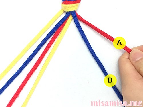 片方輪っかの3色3本の斜め模様ミサンガの作り方手順5