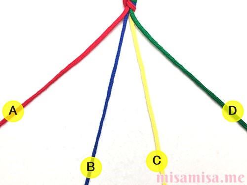 丸四つ編み(四つ組み)ミサンガの作り方手順2